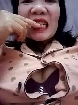 Snapshot of YINA-6969 chatting on 01-09-26, 11:46 YINA-6969 online show from 01-09-26, 11:46