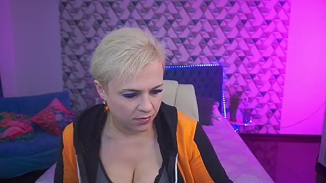 Snapshot of CrystalVibe chatting on 05-31-26, 05:37 CrystalVibe online show from 05-31-26, 05:37