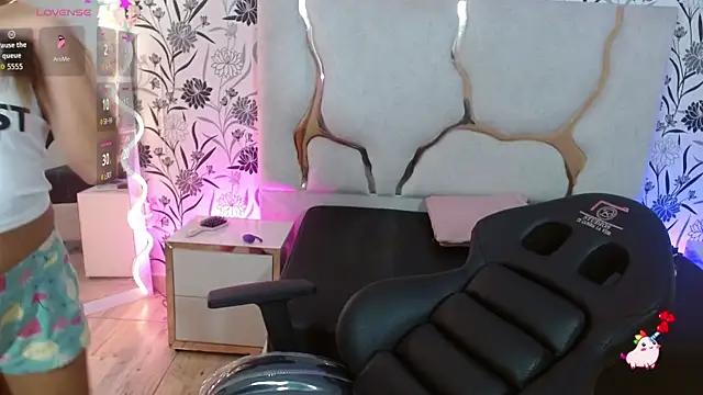 Snapshot of Livglow_tay chatting on 01-11-26, 01:10 Livglow tay online show from 01-11-26, 01:10