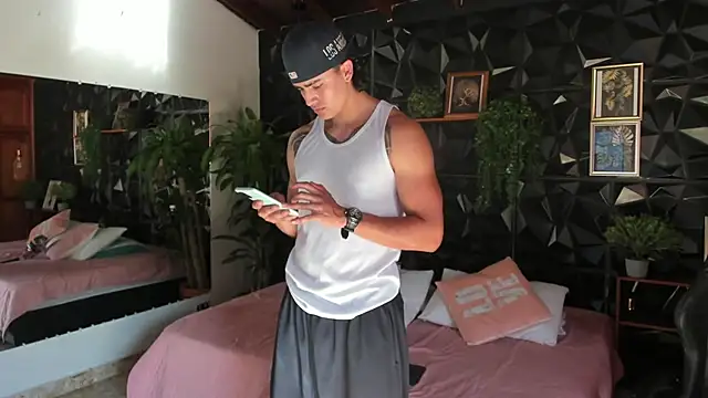 Snapshot of elliot_colton chatting on 06-11-26, 08:29 elliot colton online show from 06-11-26, 08:29