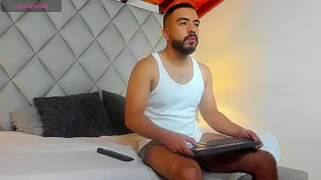 Snapshot of AaronVegaa chatting on 01-15-26, 04:11 AaronVegaa online show from 01-15-26, 04:11