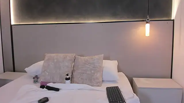 mia slora online show from 04-20-26, 12:19