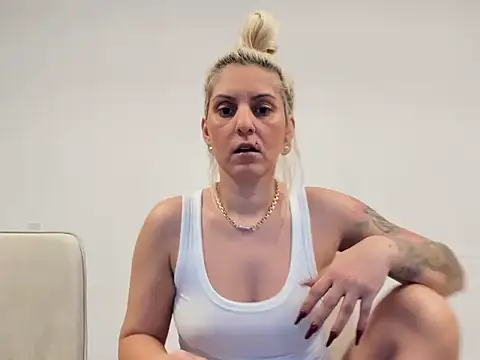 EvelynEvyyy online show from 02-05-26, 06:07