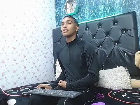 Snapshot of emersson_sex18 chatting on 01-13-26, 02:22 emersson sex18 online show from 01-13-26, 02:22