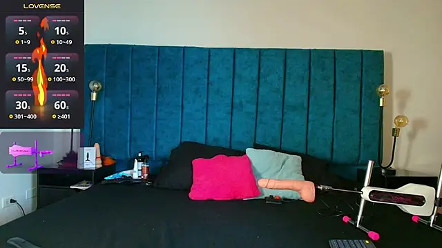 Ethan Briggs  online show from 04-09-26, 03:39