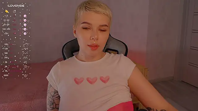 Elise Day online show from 06-25-26, 01:48
