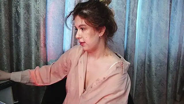 Snapshot of LilianBliss chatting on 05-10-26, 04:06 LilianBliss online show from 05-10-26, 04:06