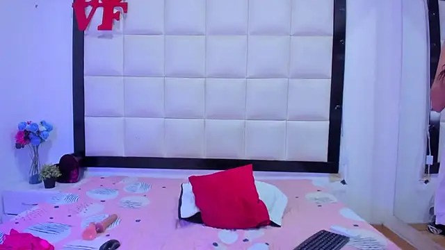 Catalinna 03 online show from 04-18-26, 07:51