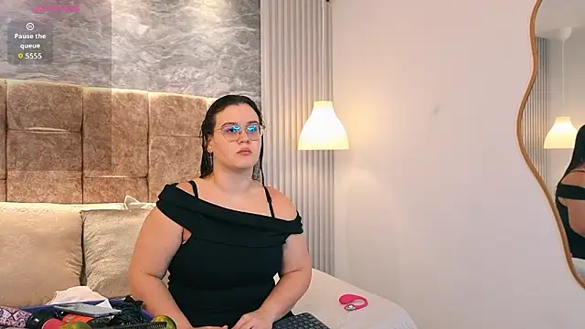 zoe hugeboobs online show from 03-04-26, 12:00