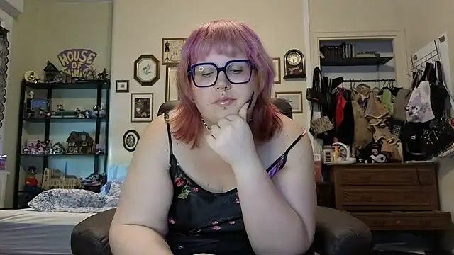 Snapshot of ProfaneHekate chatting on 06-17-26, 06:31 ProfaneHekate online show from 06-17-26, 06:31