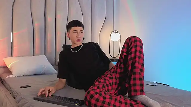 Snapshot of lian_cameron chatting on 06-25-26, 03:50 lian cameron online show from 06-25-26, 03:50
