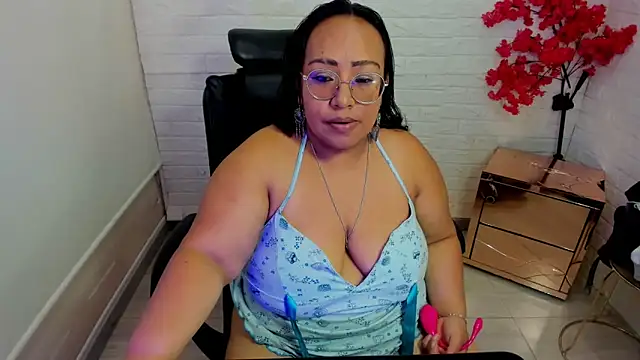 Snapshot of Shara_Oz chatting on 05-15-26, 01:18 Shara Oz online show from 05-15-26, 01:18