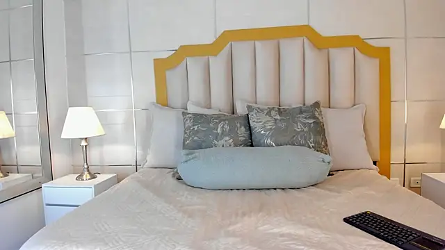 Crystal Rose   online show from 02-08-26, 11:35