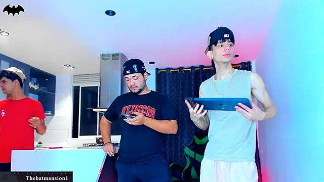 Snapshot of TheBatMansion chatting on 02-26-26, 01:15 TheBatMansion online show from 02-26-26, 01:15