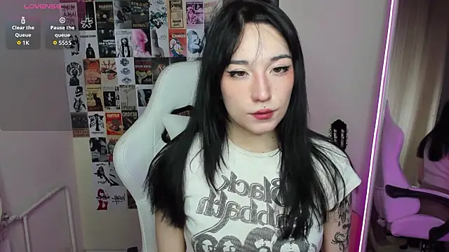 Snapshot of AliceeinWonderlanddd chatting on 02-04-26, 01:33 AliceeinWonderlanddd online show from 02-04-26, 01:33