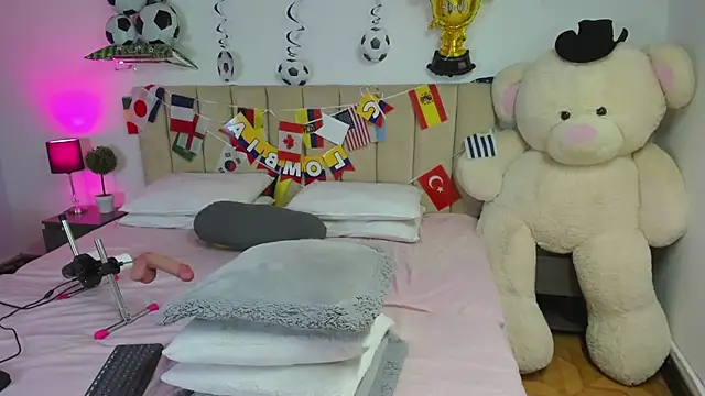 KeylaGomez  online show from 07-06-26, 12:24