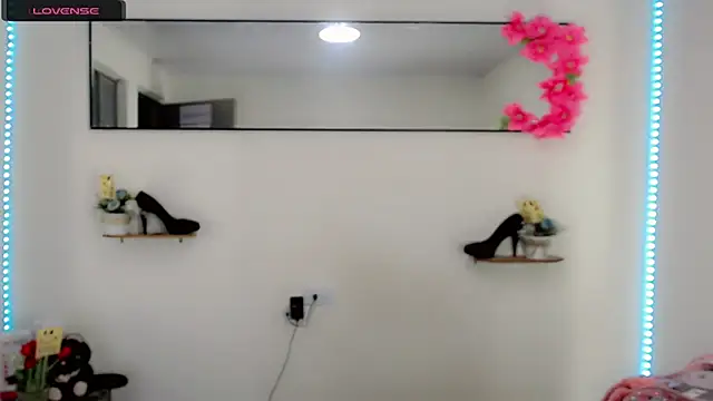 NathalialLooes online show from 04-18-26, 05:22