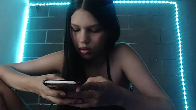 Snapshot of analyn-2027 chatting on 06-10-26, 06:23 analyn-2027 online show from 06-10-26, 06:23