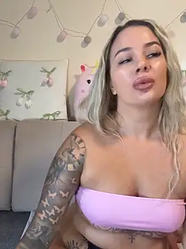 Snapshot of sexybatwomen33 chatting on 06-11-26, 06:22 sexybatwomen33 online show from 06-11-26, 06:22