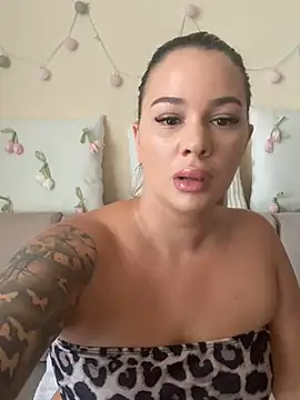 Snapshot of sexybatwomen33 chatting on 06-27-26, 10:20 sexybatwomen33 online show from 06-27-26, 10:20