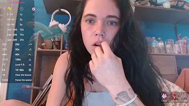 Snapshot of ahungkittykat chatting on 05-15-26, 06:48 ahungkittykat online show from 05-15-26, 06:48