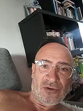 Snapshot of bobo672 chatting on 04-09-26, 06:19 bobo672 online show from 04-09-26, 06:19