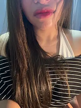 QuynhAnh 2k1 online show from 03-08-26, 07:56