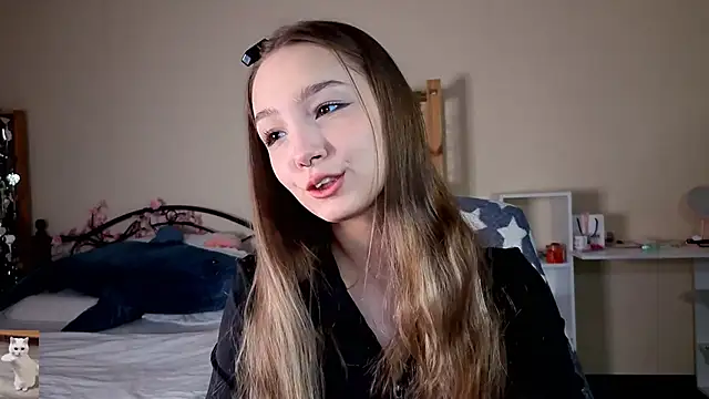 Snapshot of HoneyComfy chatting on 04-19-26, 02:16 HoneyComfy online show from 04-19-26, 02:16