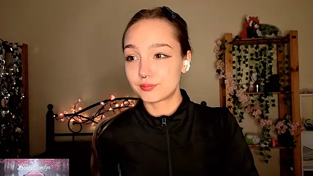 Snapshot of HoneyComfy chatting on 05-15-26, 01:18 HoneyComfy online show from 05-15-26, 01:18