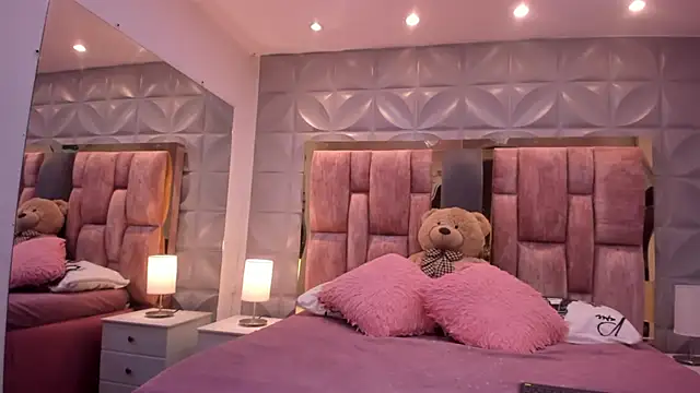 Paris Velvet online show from 04-21-26, 10:12