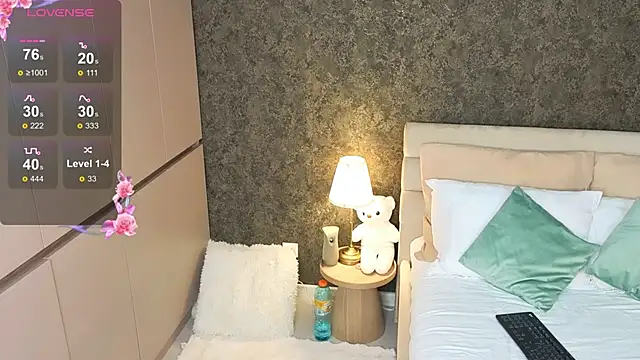 AuraM00n online show from 04-09-26, 07:19