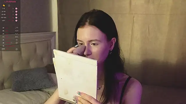 Snapshot of Glow_hollow chatting on 02-25-26, 04:11 Glow hollow online show from 02-25-26, 04:11