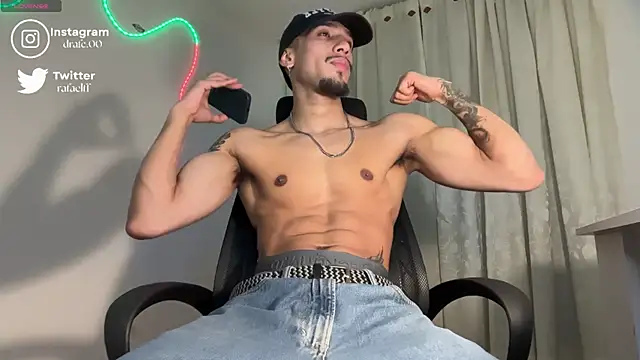 Snapshot of rafael_stone11 chatting on 04-24-26, 01:30 rafael stone11 online show from 04-24-26, 01:30