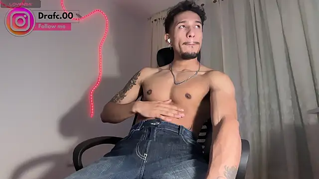 Snapshot of rafael_stone11 chatting on 05-03-26, 03:01 rafael stone11 online show from 05-03-26, 03:01