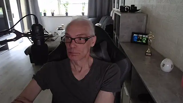 Snapshot of KoelnKoeln chatting on 05-24-26, 03:06 KoelnKoeln online show from 05-24-26, 03:06