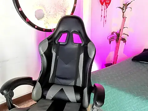 Miaa-Foxx online show from 04-25-26, 08:06