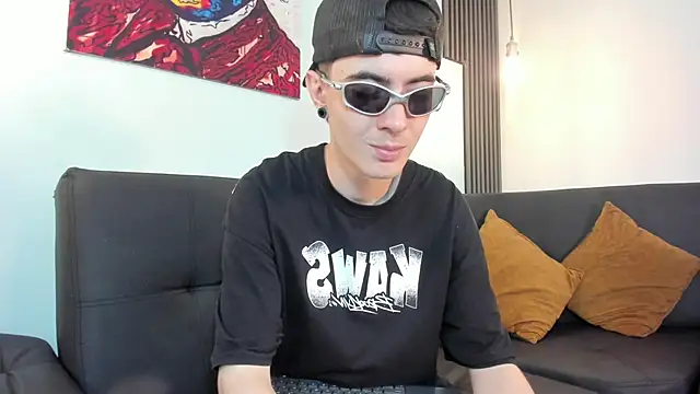 Lio      online show from 02-10-26, 03:32