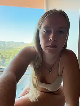Snapshot of Ellie-rosee chatting on 06-25-26, 06:40 Ellie-rosee online show from 06-25-26, 06:40