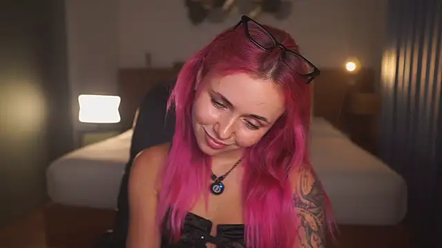 Snapshot of Sarah_Pink chatting on 05-15-26, 01:51 Sarah Pink online show from 05-15-26, 01:51