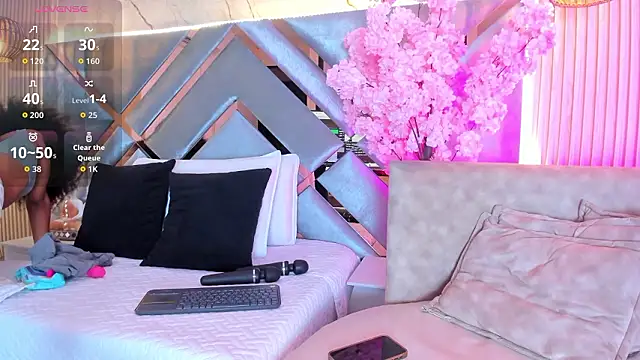 Snapshot of EmmaLovve chatting on 02-13-26, 02:29 EmmaLovve online show from 02-13-26, 02:29