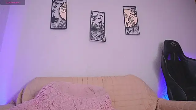 loveegirll1 online show from 04-21-26, 04:19