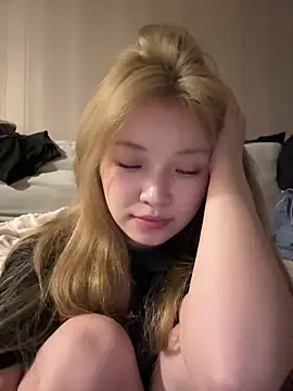 Snapshot of Rabbit-15 chatting on 05-18-26, 01:06 Rabbit-15 online show from 05-18-26, 01:06