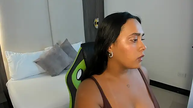 sophia solerr online show from 04-14-26, 02:06