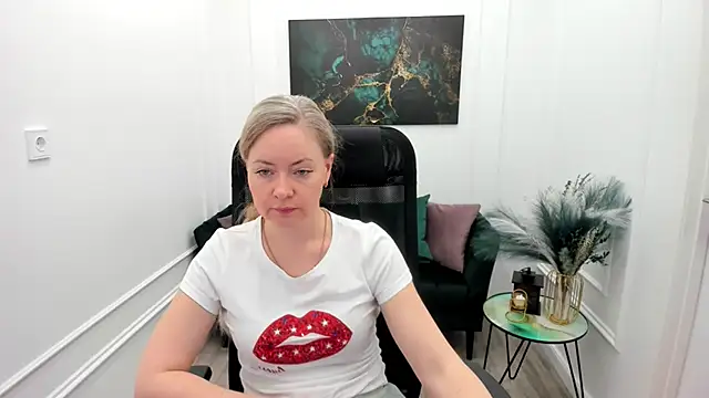 Snapshot of CharlotteKerti chatting on 05-16-26, 11:42 CharlotteKerti online show from 05-16-26, 11:42