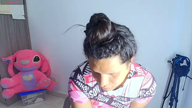 Snapshot of alys_love chatting on 05-15-26, 01:40 alys love online show from 05-15-26, 01:40