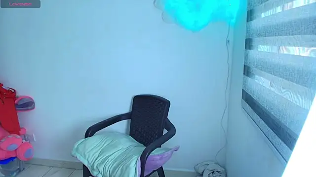 Snapshot of alys_love chatting on 07-28-26, 04:39 alys love online show from 07-28-26, 04:39