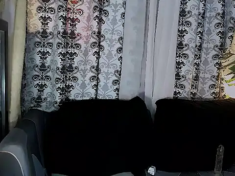 Snapshot of Queen-barbie chatting on 06-28-26, 10:05 Queen-barbie online show from 06-28-26, 10:05