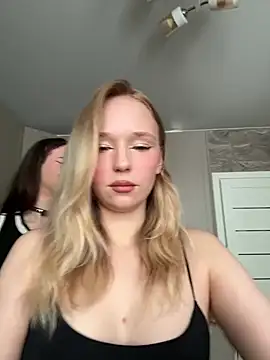 Snapshot of RollDollsi chatting on 05-26-26, 04:30 RollDollsi online show from 05-26-26, 04:30