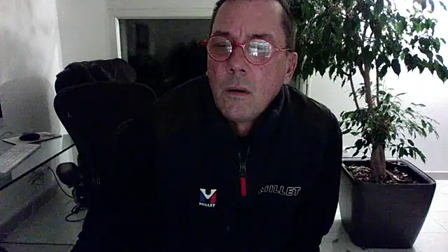 Snapshot of erw4n38 chatting on 02-04-26, 09:53 erw4n38 online show from 02-04-26, 09:53