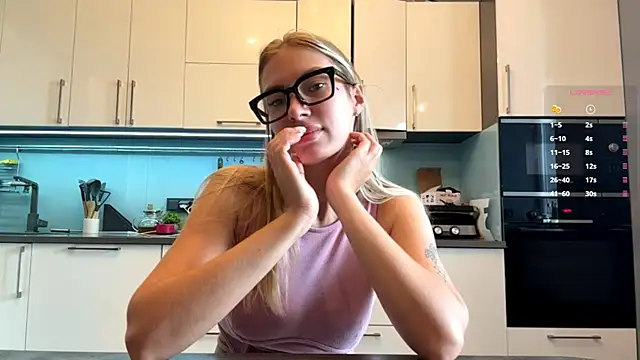 Snapshot of SoftnessMila chatting on 06-01-26, 01:18 SoftnessMila online show from 06-01-26, 01:18